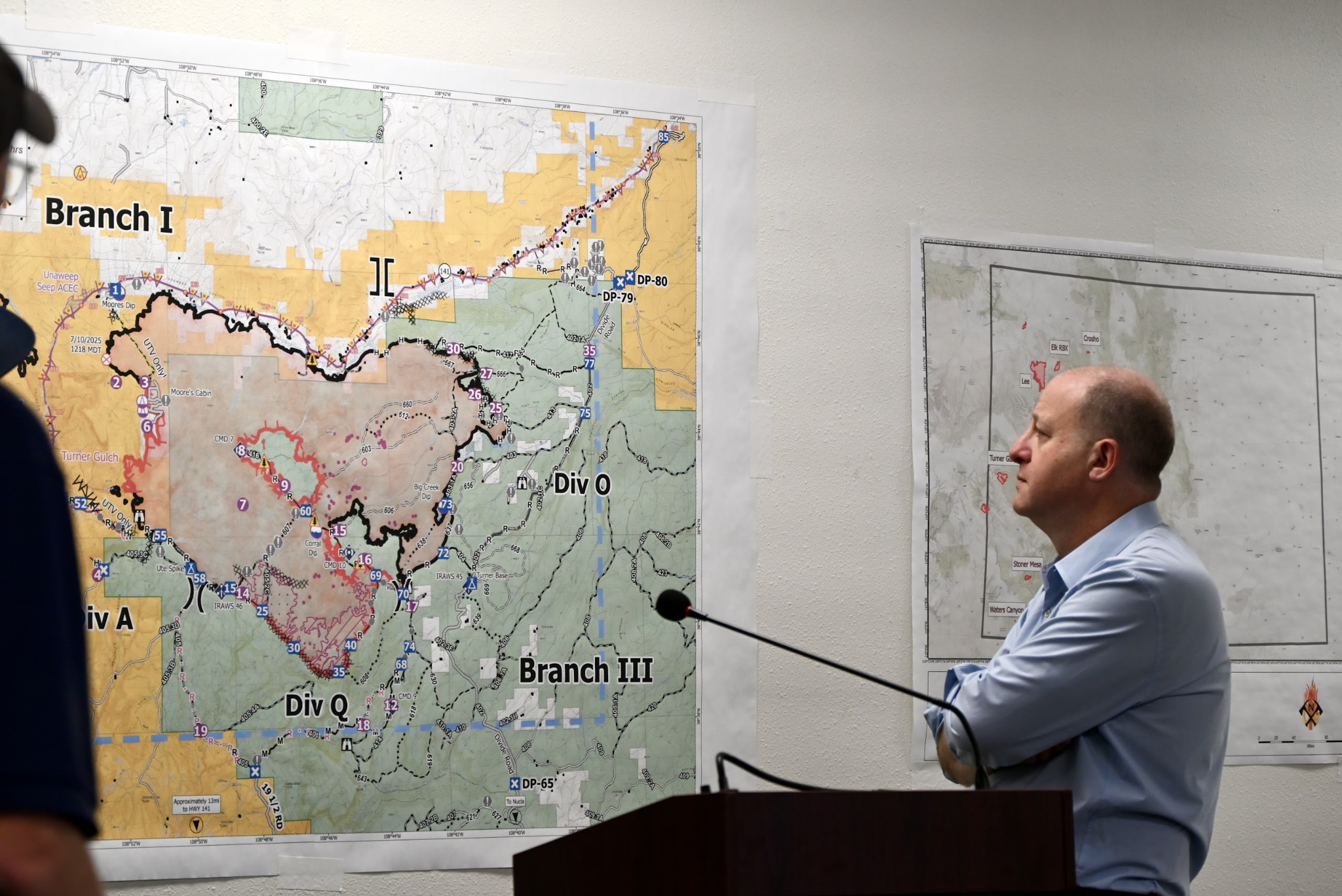 Governor Polis looks at fire map 